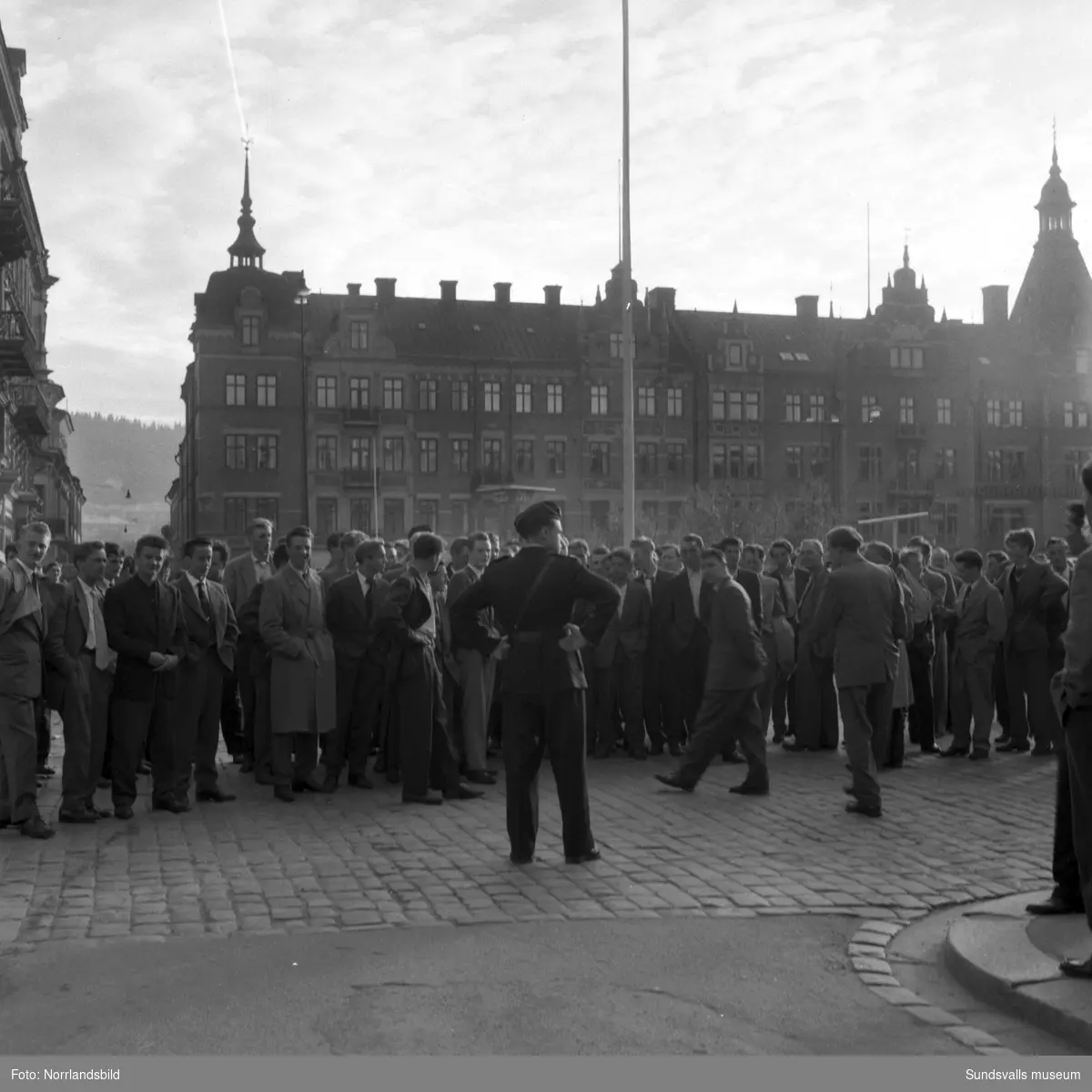 Polisen får gripa in vid ett bråk på Stora torget midsommarnatten 1954.
