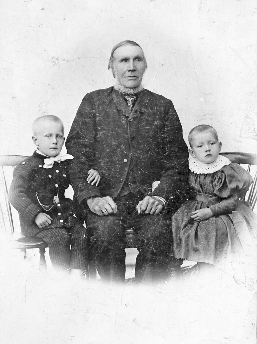 Eldre mann med barnebarn. Lars Olesson Stenhaug 1826-1910. barn: Gina 1894, Ingebrigt 1892