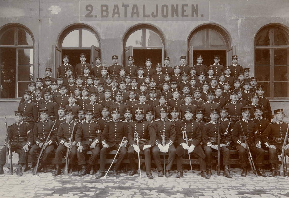 Grupporträtt av beväringsrekrytskolan, 2:a bataljonen vid Svea livgarde I 1, 1905.