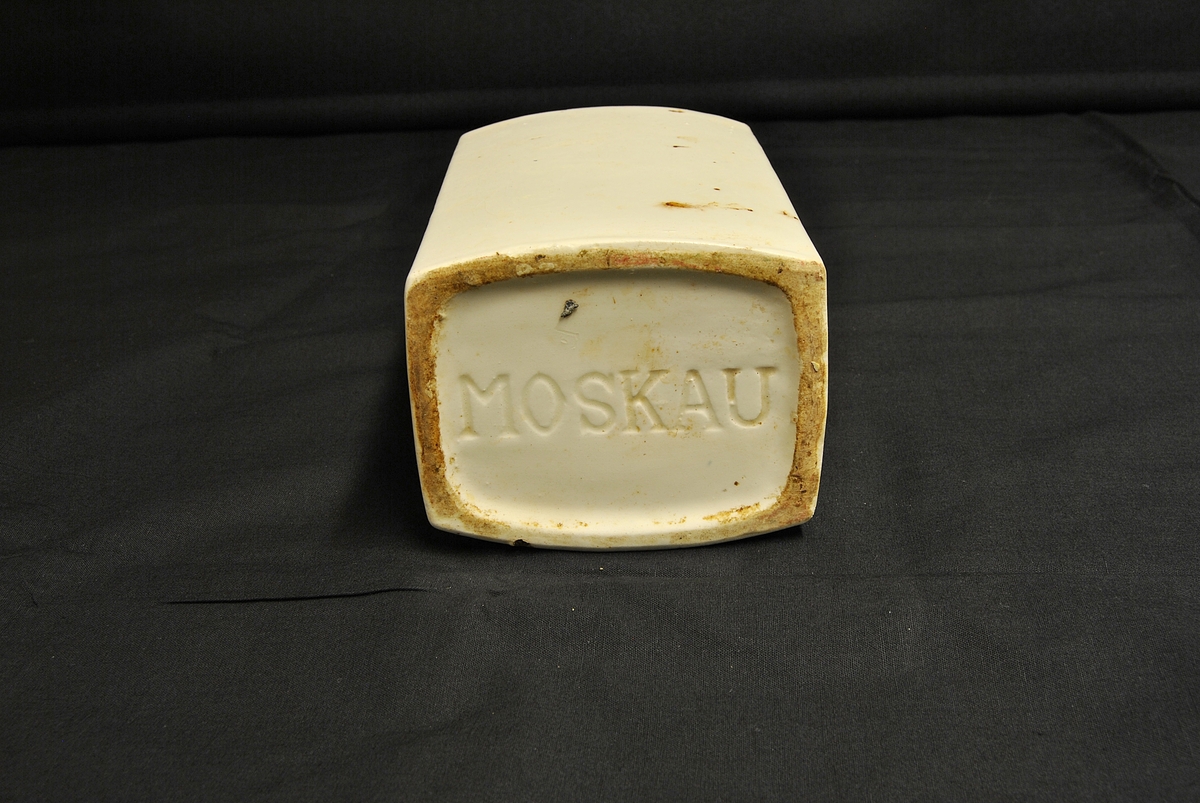 Rektangulær krukke med lok av keramikk.