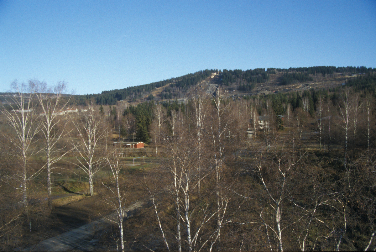 Lillehammer, mot OL-parken, Birkebeinern i forgrunnen, mot øst, utsikt. Foto fra kran ved nordsiden av Mesnaelva, ved badedammen