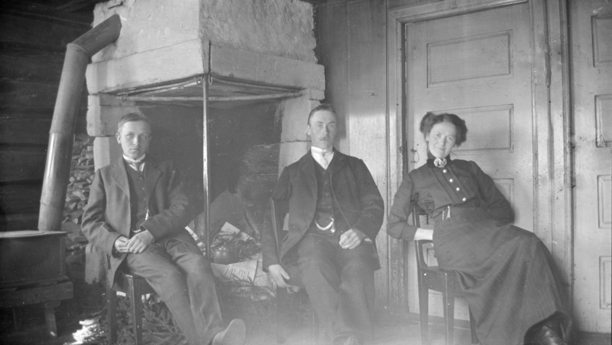 En ung dame og 2 unge menn med mulig tilknytning til spelemann  Ivar Storodden.