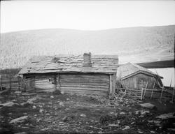 To menn står ute i snøen, en med stokk og en med felekasse u