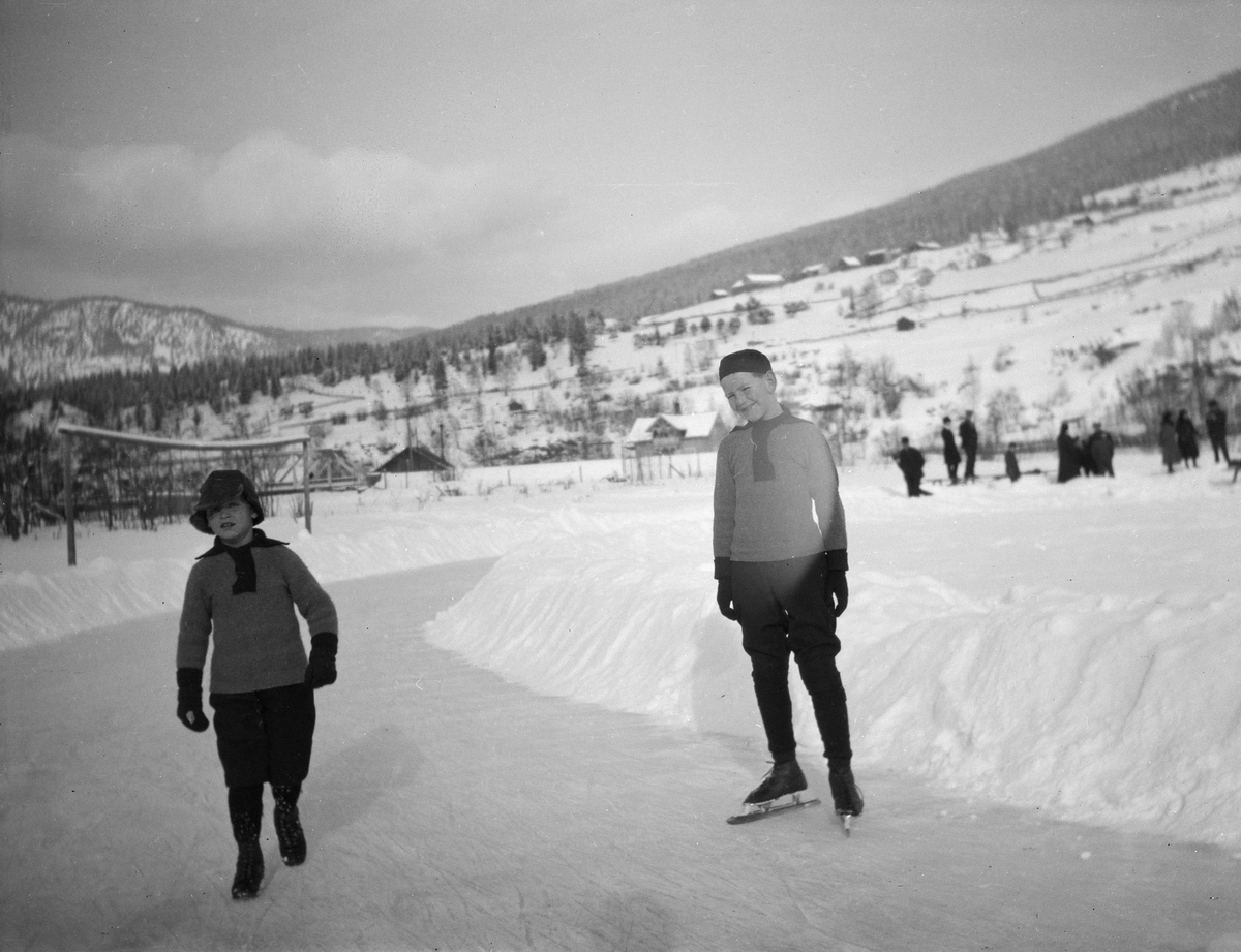To gutter på skøyter på idrettsplassen, Vålebru.