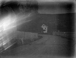 Tømmerhus med gjerde.