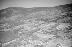 Hundorp, Sør-Fron kirke midt i bildet, Sør-Fron