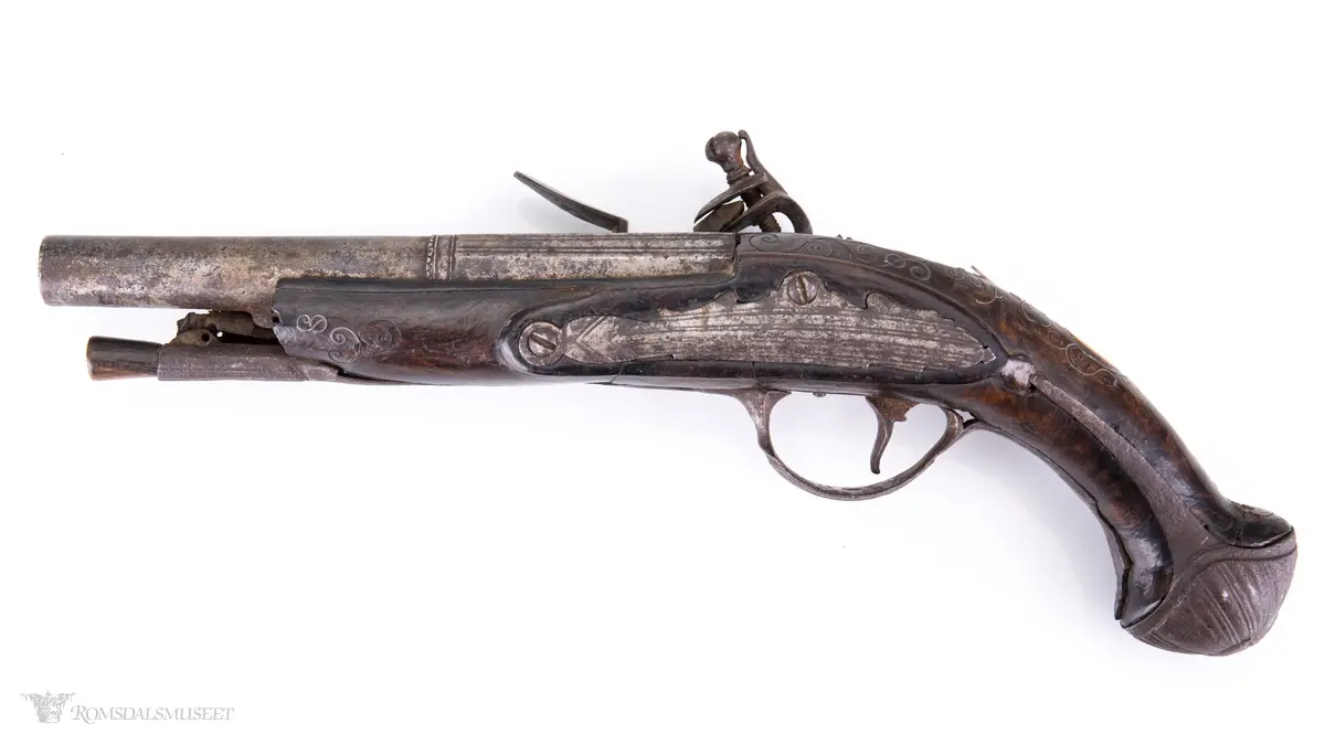 Pipa er rund ytterst, 8-kantet ved svansen. Profileringer i overgangen.