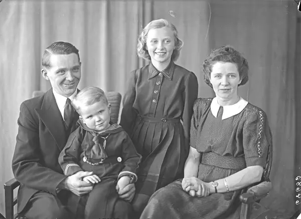 Portrett. Familiegruppe på fire. Ung mann, ung kvinne , pike