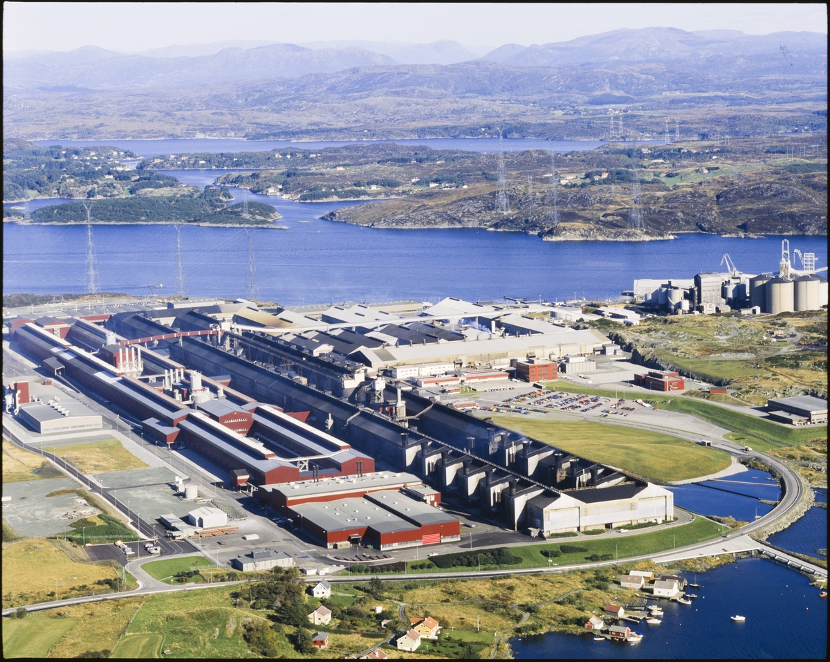 Flyfoto av Norsk Hydro sitt aluminiumsverk på Karmøy. Bildet er tatt mot øst med Fosen i bakgrunnen.