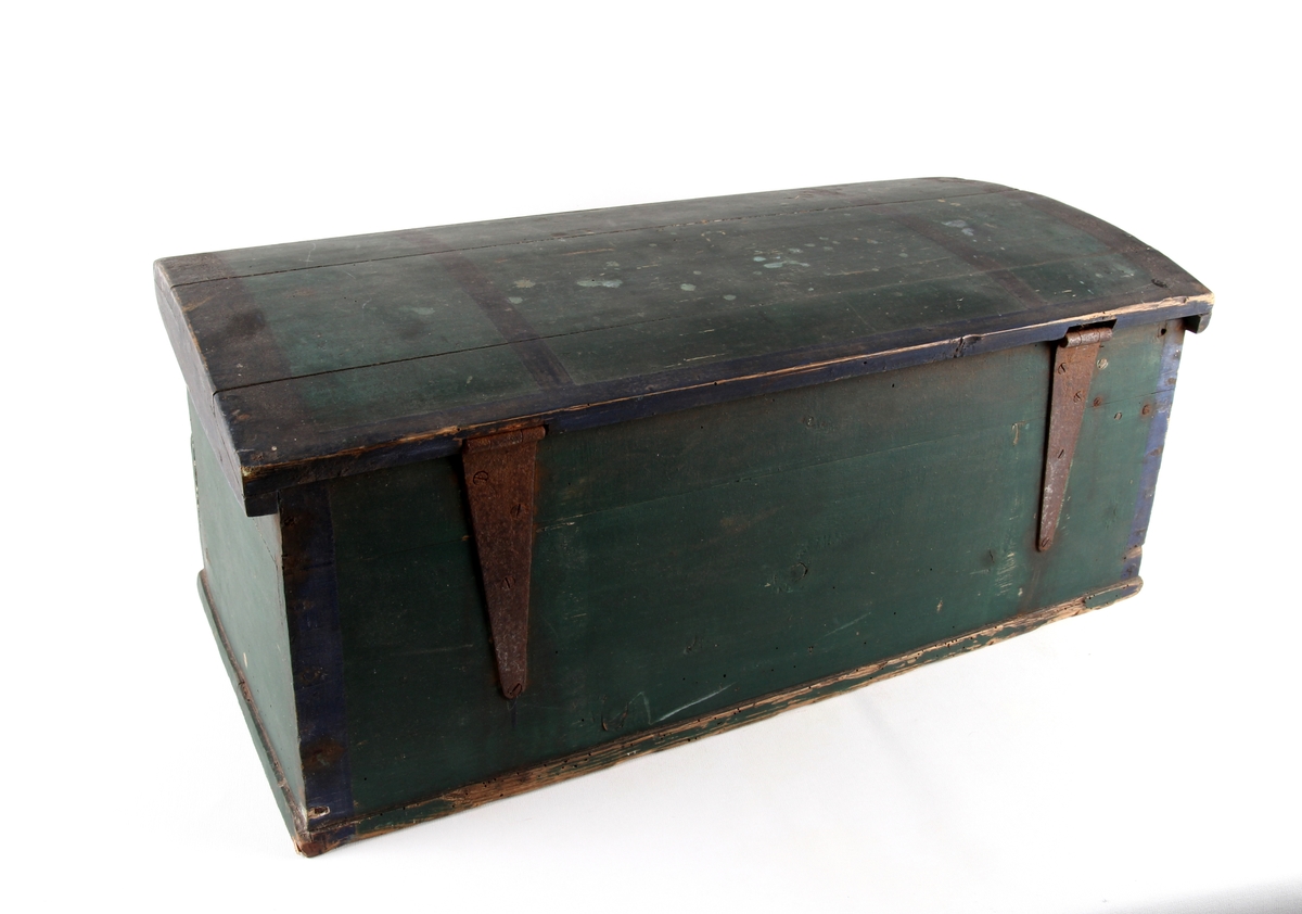 Grønnmalt trekiste med hjerteformet låsbeslag skåret ut i tre. Lås og hengsler i metall. Kisten har leddik med lokk innvendig.
