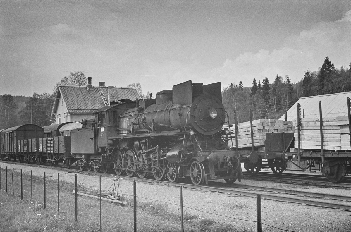 Kryssing mellom nordgående og sørgående underveisgodstog på Singsås stason. Toget nærmest trekkes av damplokomotiv type 26a nr. 217