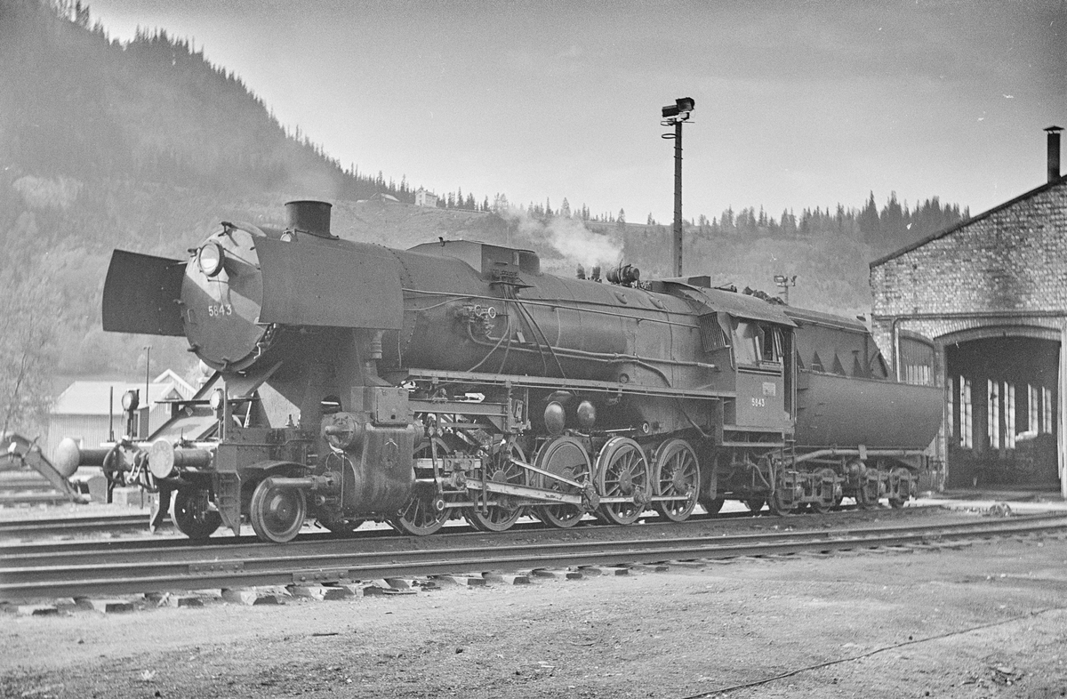 Damplokomotiv type 63a nr. 5843 ved lokomotivstallen på Støren stasjon.