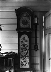 Rikard Berges fotoarkiv. Gulvklokke, stueklokke. Bilde nr. 3