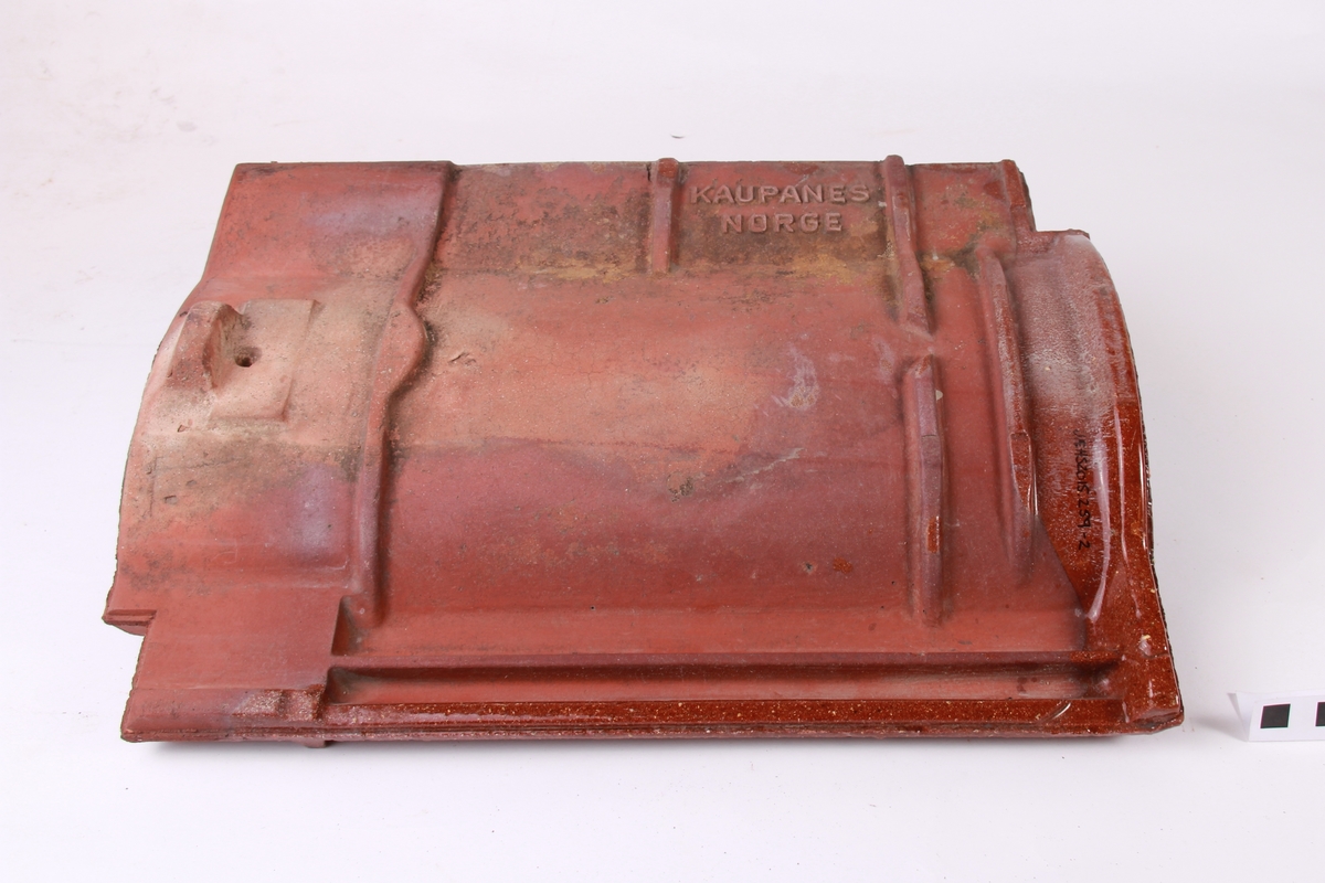 Krum, glasert takstein.