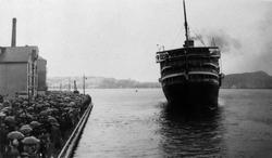Storkaia, regn. Foto trolig fra avgangen av et større skip f