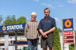 Statoil Hemnes. Portrett innehaver Leif Arne Lundhagen og ko