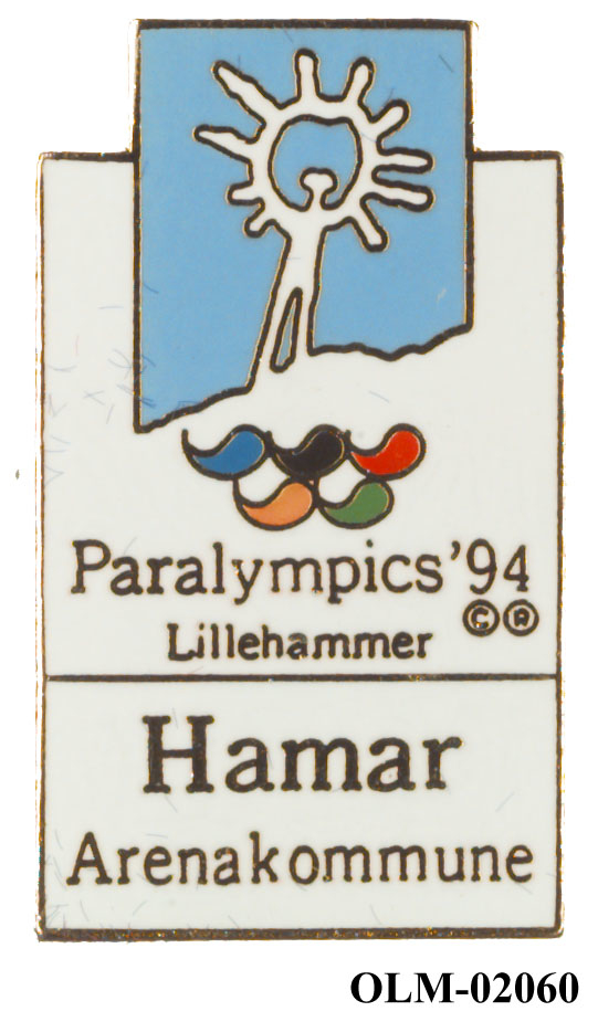Hvitt merke med emblemet for Paralympics '94 øverst på hvit bakgrunn og tekst i sølv nederst.