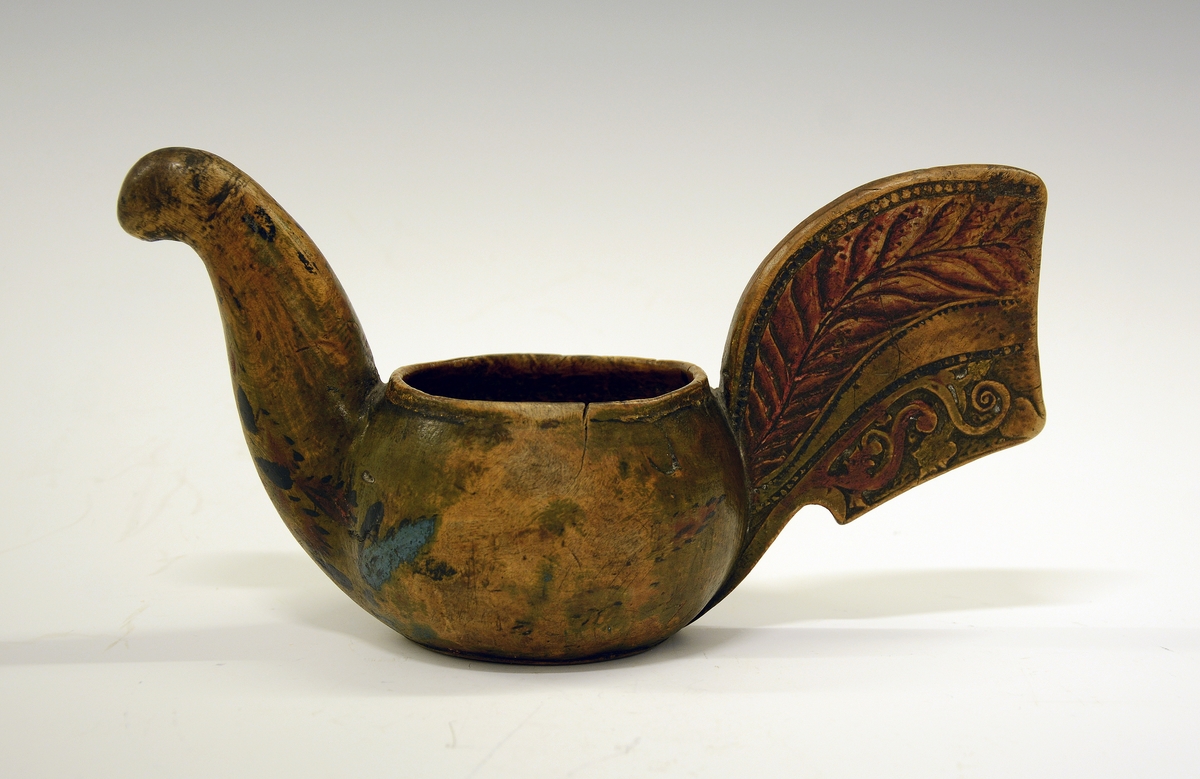 Ølhøne med utskjæringer på halen. Fra protokollen: 2 ølgaaser. (nå registrert som A og B på dette nr.)