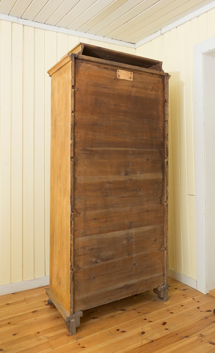 Skap med to skuffer. Lås på skuffene i messing. Skapdør mangler lås. Mangler nøkkel. 4 hyller på innsiden av skapet.