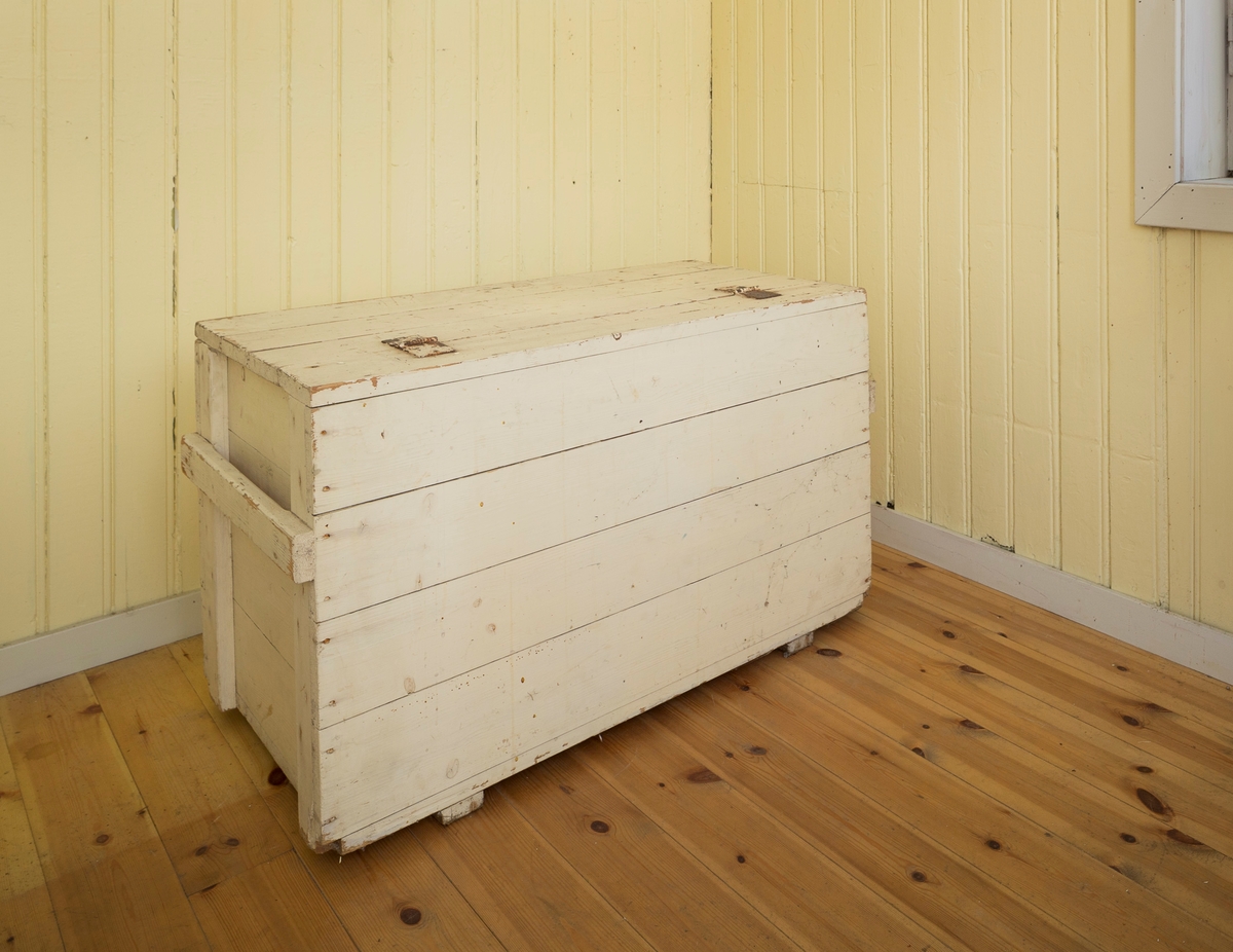 Trekasse kledd med tynn blikk antagelig sink på innsiden. Trolig brukt som kjølekasse. Åpnes med to jernhenglser på oversiden.