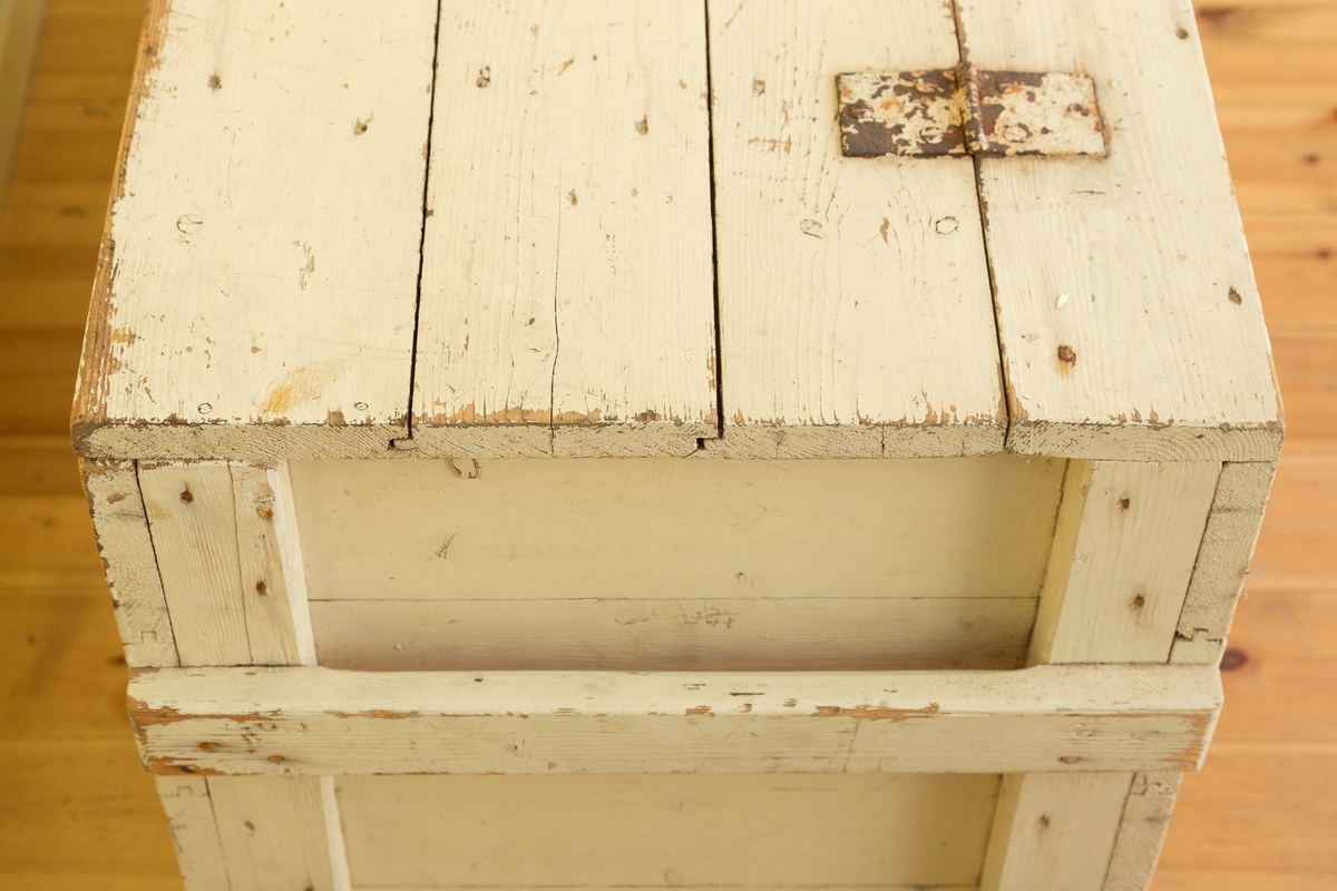 Trekasse kledd med tynn blikk antagelig sink på innsiden. Trolig brukt som kjølekasse. Åpnes med to jernhenglser på oversiden.