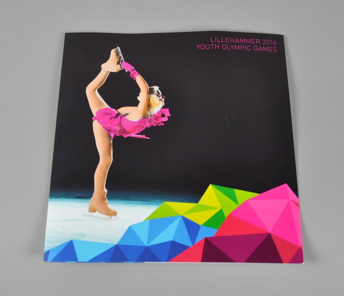 Hefte med konvolutt for Lillehammer Youth Olympic Games 2016 med to frimerker stemplet Ungdoms-OL 2016 11.01.2016 Lillehammer. I heftet er det lagt ved to ustemplede frimerer. Datoen refererer til starten på Fakkelstaffetten da frimerkene ble utgitt.