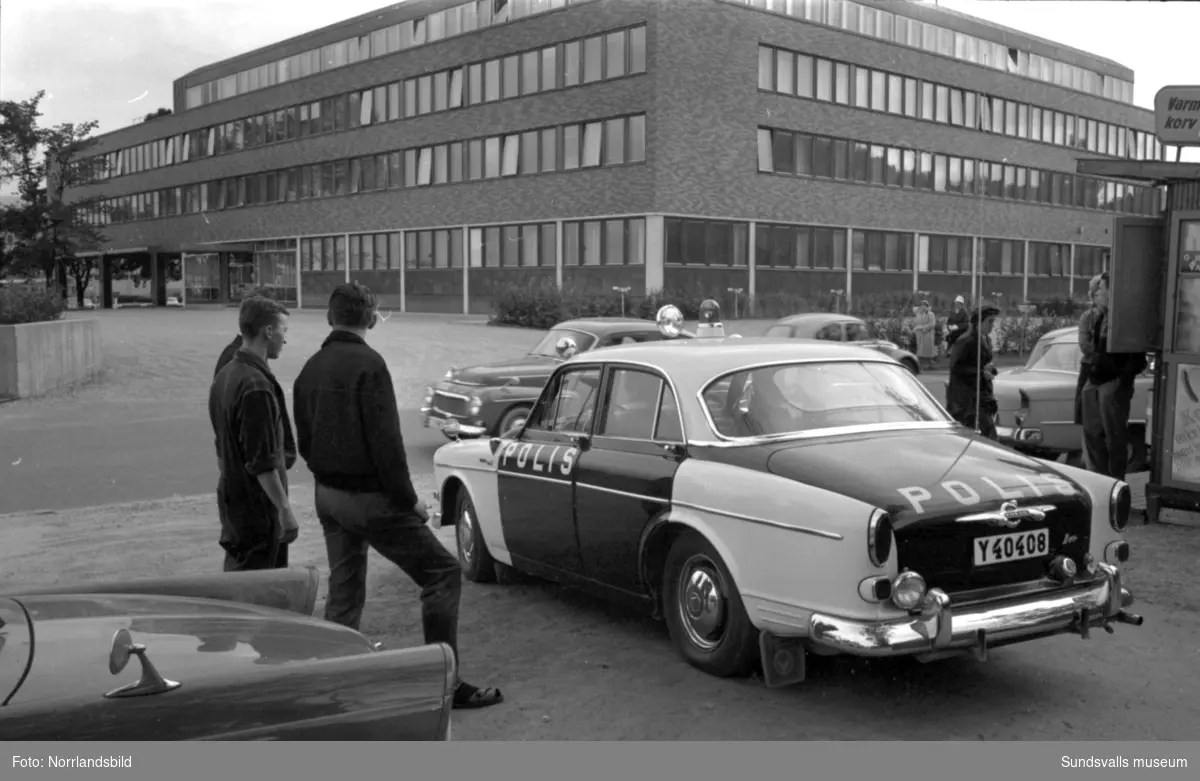 Polisjakt efter en rymling från Sidsjöns mentalsjukhus. Bilder från Norrmalmsgatan nedanför lasarettet och från Korstavägen.