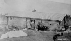 Seterstue med budeier og jeger.