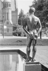 Parken ved Sagene Kirke. Statuen "Jørgen". Juli 1972