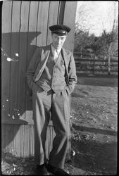 Sigurd Røisli i husveggen hjemme på Odberg på Kraby, Ø.Toten