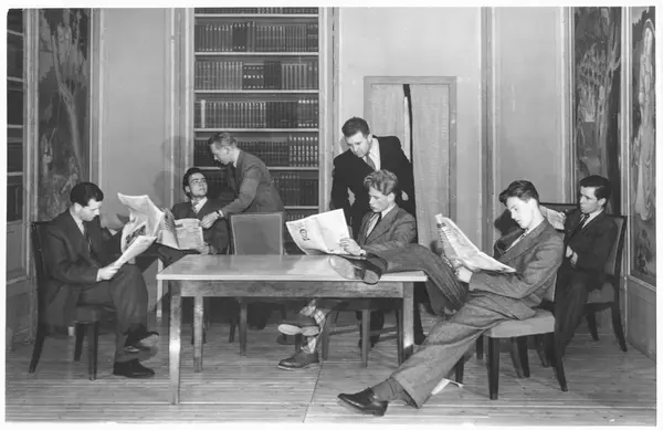 Skuespillere på teaterscene.