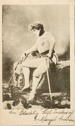 Postkort, kolorert lystrykk, foto av kvinne poserende og utk