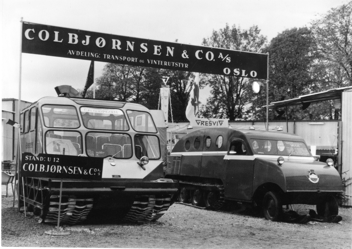 Bilde fra utstilling som Coldbjørnsen & Co hadde i Oslo på slutten av 1950 tallet. Muskeg som tilhørte Aamund Elvesæter og snowmobil som tilhørte JVB.