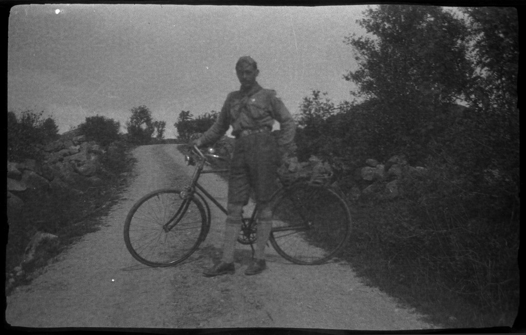 Fra Vaulen i Stavanger og Austrått i Sandnes. Frida og Paul Johannessen (Finn Johannessens foreldre) er til høyre på verandaen på bilde 1. Finn Johannessen står i speideruniform foran en sykkel på bilde 5. Robåten på bilde 6 har speidermerke i baugen.