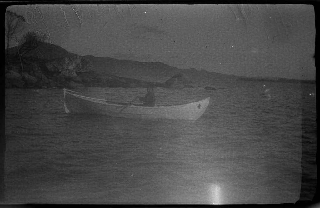 Fra Vaulen i Stavanger og Austrått i Sandnes. Frida og Paul Johannessen (Finn Johannessens foreldre) er til høyre på verandaen på bilde 1. Finn Johannessen står i speideruniform foran en sykkel på bilde 5. Robåten på bilde 6 har speidermerke i baugen.