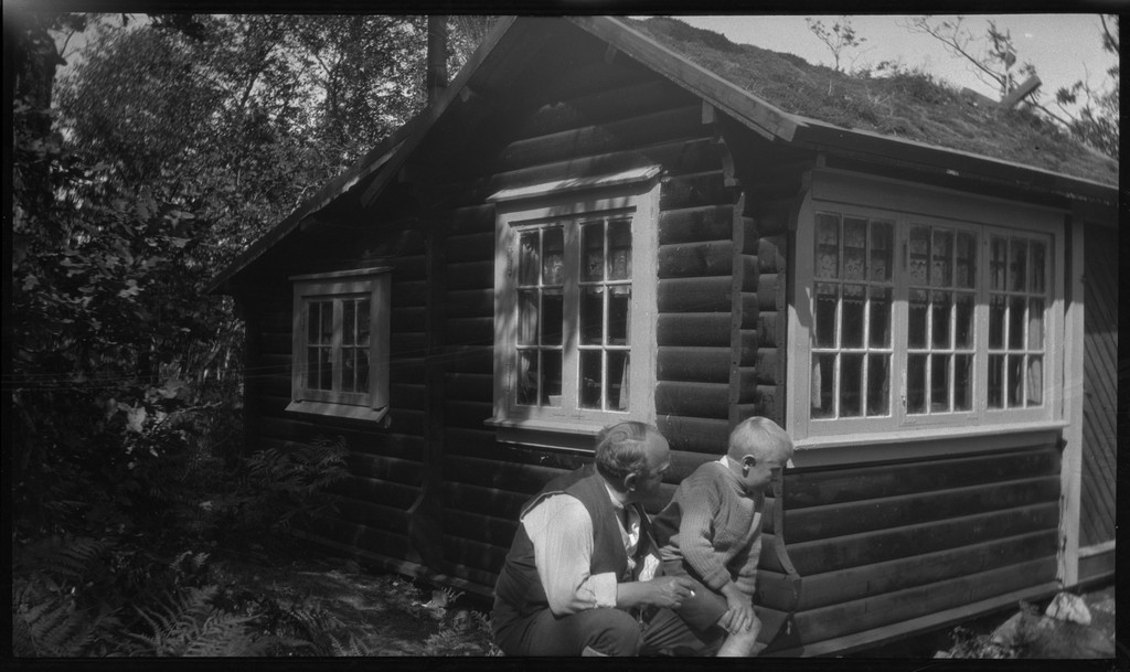Finn Torgrimsen og en eldre Torgrimsen (muligens far eller bestefar) sitter utenfor hytta deres på Vikeså i Bjerkreim.
