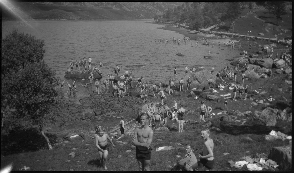 Bilder fra en speiderleir ved Ørsdalsvatnet i Bjerkreim. Det er bilder av speidergutter med og uten uniform, som spiser, bader, og som slapper av. Det er også oversiktsbilder over speiderleiren.