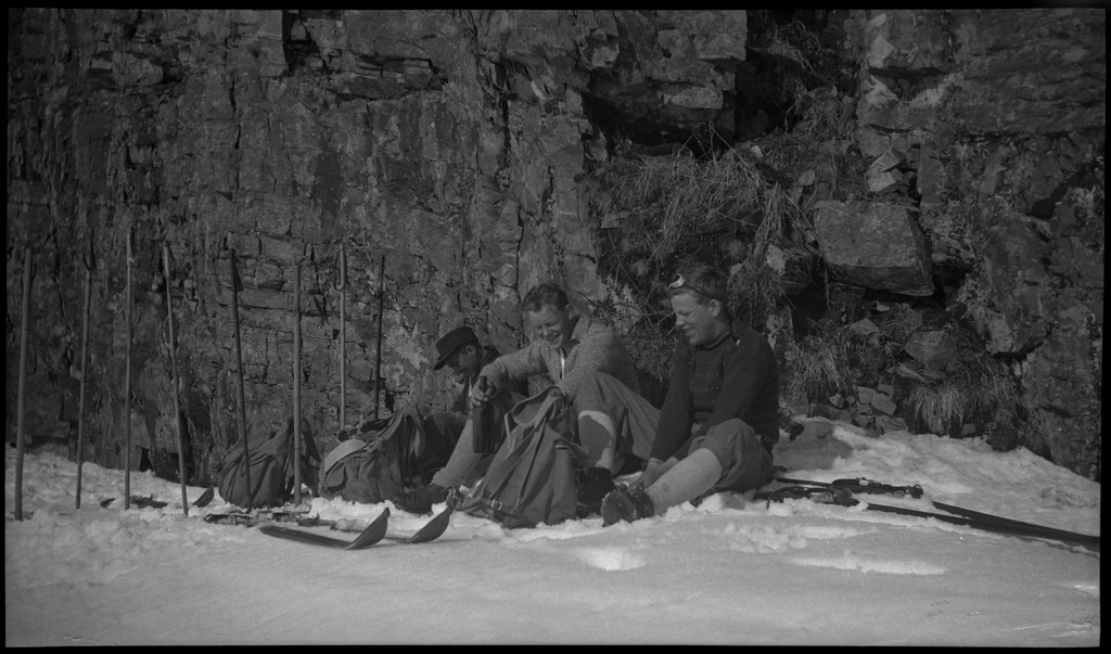 Per og Alf Årseth, Reidar Gjissen(?), Tor Tørresen, Per Roth og Finn Johannessen på skitur i nærheten av Fjellberg i Suldal. Det er bilder fra flere pauser.