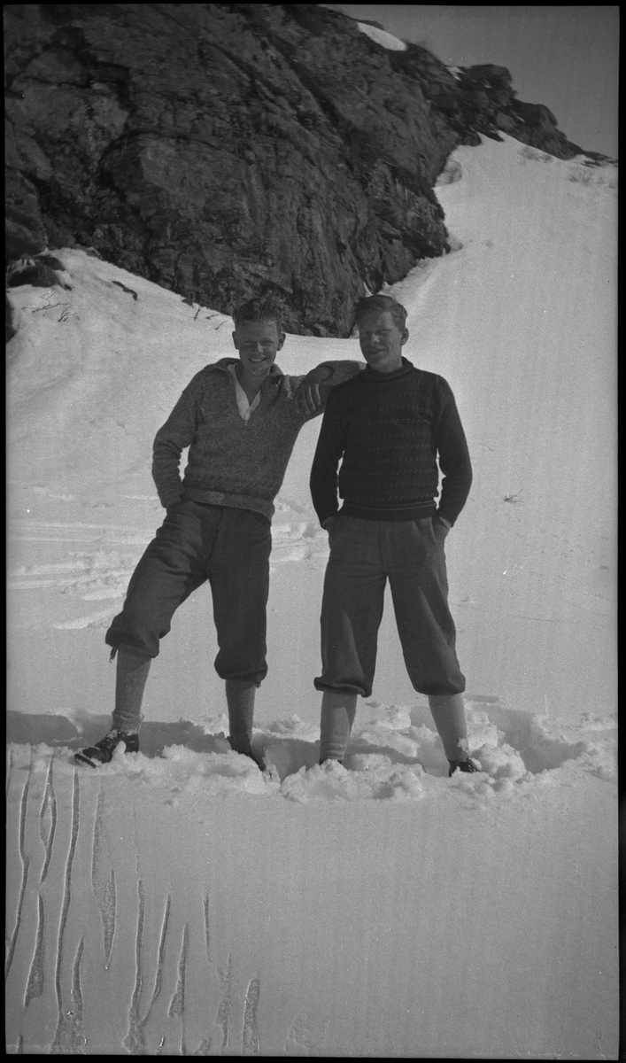 Per og Alf Årseth, Reidar Gjissen(?), Tor Tørresen, Per Roth og Finn Johannessen på skitur i nærheten av Fjellberg i Suldal. Det er bilder fra flere pauser.