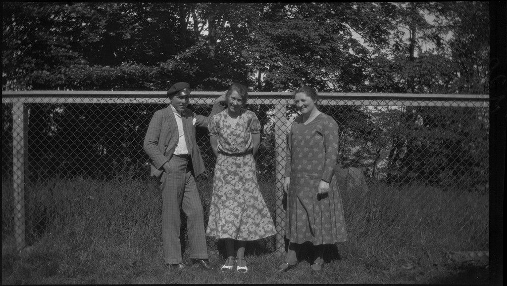 En ung og en eldre kvinne, Per Årseth og en ung mann, antageligvis Finn Johannessen, fotograferes ute en sommerdag.