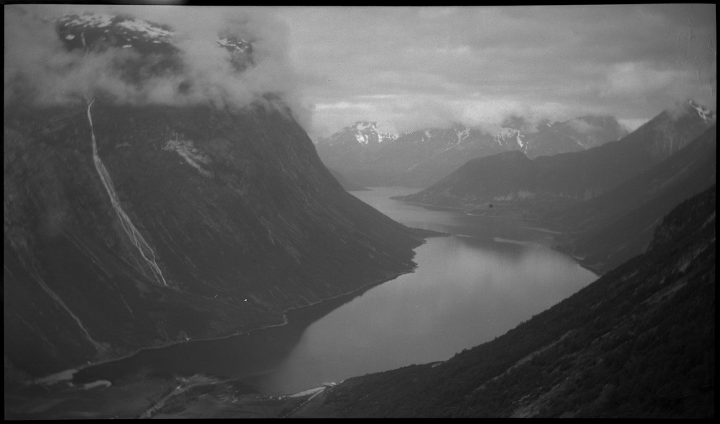 Per og Alf Årseth og Finn Johannessen på sykkeltur i Sogn og Fjordane og Møre og Romsdal. Det er bilder fra fjellturer og -topper, fra fjorder og fjell, bygder og byen Ålesund.
Bilde nr. 2 er av Skodjebrua i Skodje. Bilde nr. 3 er av Kolåstind i Standal, med Sylen og Fingeren til høyre. Bilde nr. 9 er fra Kongens gate i Ålesund. Bilde nr. 11 er tatt over Hjørundfjorden med Langenestinden og Store Standal på motsatt side. Bilde nr. 20-21 er fra Ålesund.