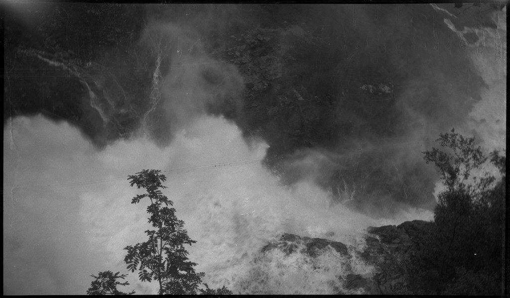 Per og Alf Årseth og Finn Johannessen på sykkeltur i Sogn og Fjordane og Møre og Romsdal. Det er bilder fra fjellturer og -topper, fra fjorder og fjell, bygder og byen Ålesund.
Bilde nr. 2 er av Skodjebrua i Skodje. Bilde nr. 3 er av Kolåstind i Standal, med Sylen og Fingeren til høyre. Bilde nr. 9 er fra Kongens gate i Ålesund. Bilde nr. 11 er tatt over Hjørundfjorden med Langenestinden og Store Standal på motsatt side. Bilde nr. 20-21 er fra Ålesund.