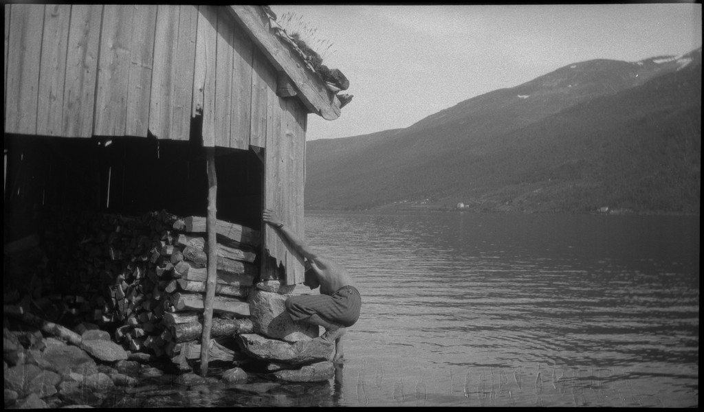 Per og Alf Årseth og Finn Johannessen på sykkeltur i Sogn og Fjordane og Møre og Romsdal. Det er bilder fra fjellturer og -topper, fra fjorder og fjell, bygder og byen Ålesund.
Bilde nr. 2 er av Skodjebrua i Skodje. Bilde nr. 3 er av Kolåstind i Standal, med Sylen og Fingeren til høyre. Bilde nr. 9 er fra Kongens gate i Ålesund. Bilde nr. 11 er tatt over Hjørundfjorden med Langenestinden og Store Standal på motsatt side. Bilde nr. 20-21 er fra Ålesund.