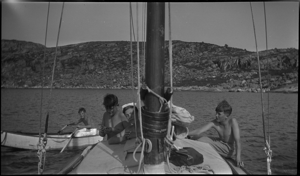 Høstregatta med seilbåten "Vilja". Det er bilder av seilbåter som deltar i regattaen og bilder av guttene og antageligvis Finn Johannessen som er med på "Vilja". De stopper også for et bad.