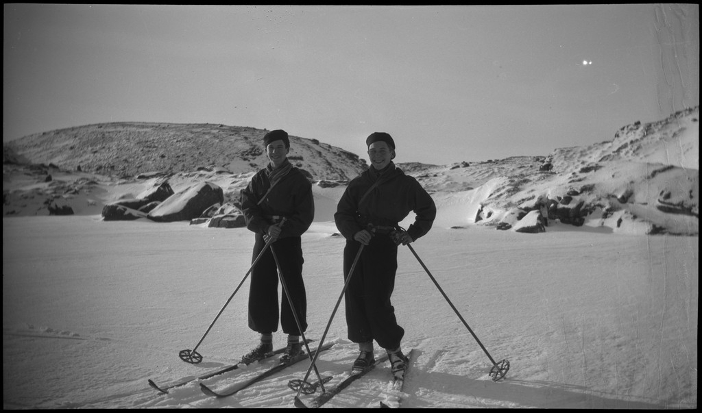 En gjeng unge menn på skitur i fjellene øst for Madland. Det er bilder av brødrene Idar og Arvid og hele gjengen samlet og på ski. På bilde nr. 3 er også Finn Johannessen portrettert sammen med en av brødrene Tollefsen.