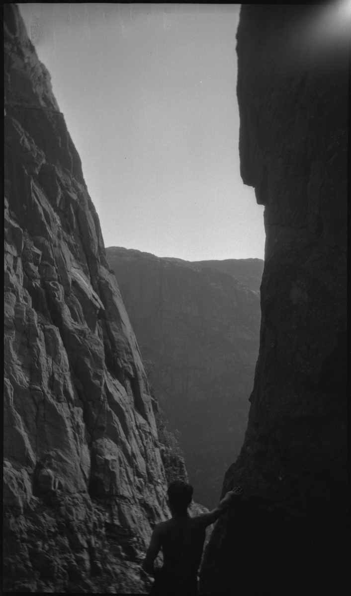En gjeng unge menn på fjelltur til fjellene i Småsildalen i Strand. Det er bilder av spektakulære fjellformasjoner og en samlet vennegjeng.