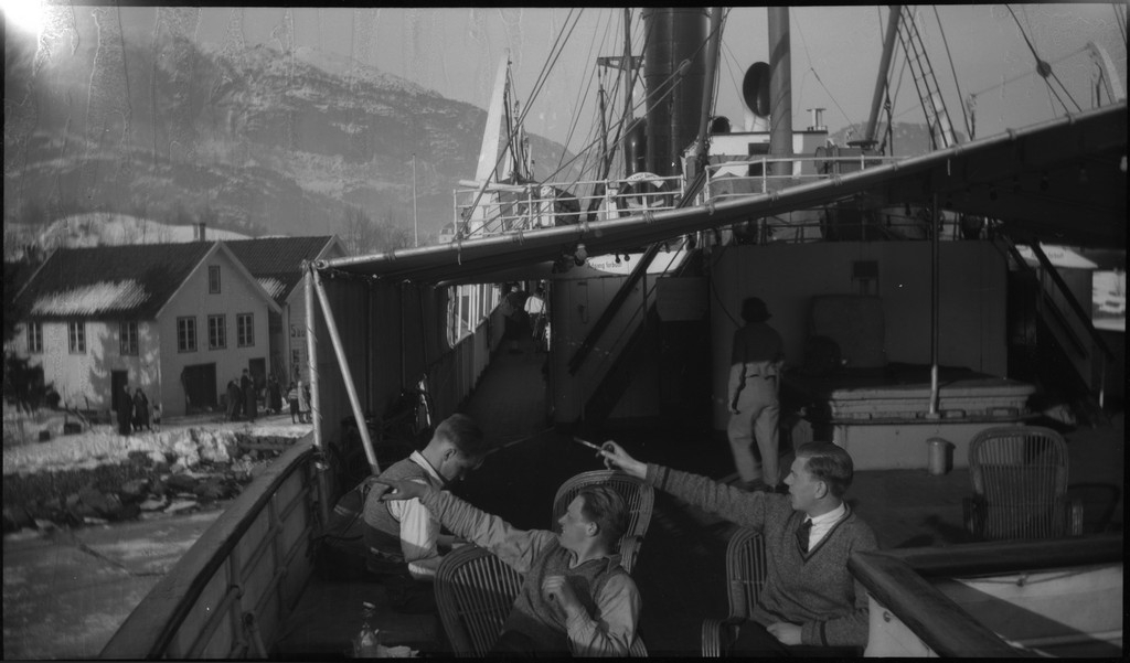 Skiforeningen på skitur i fjellene bakenfor Saudasjøen. På det første bildet er Saudafjorden i bakgrunnen. Det er bilder fra skituren, pauser og fra hurtigruteskipet "D/S Sanct Svithun".