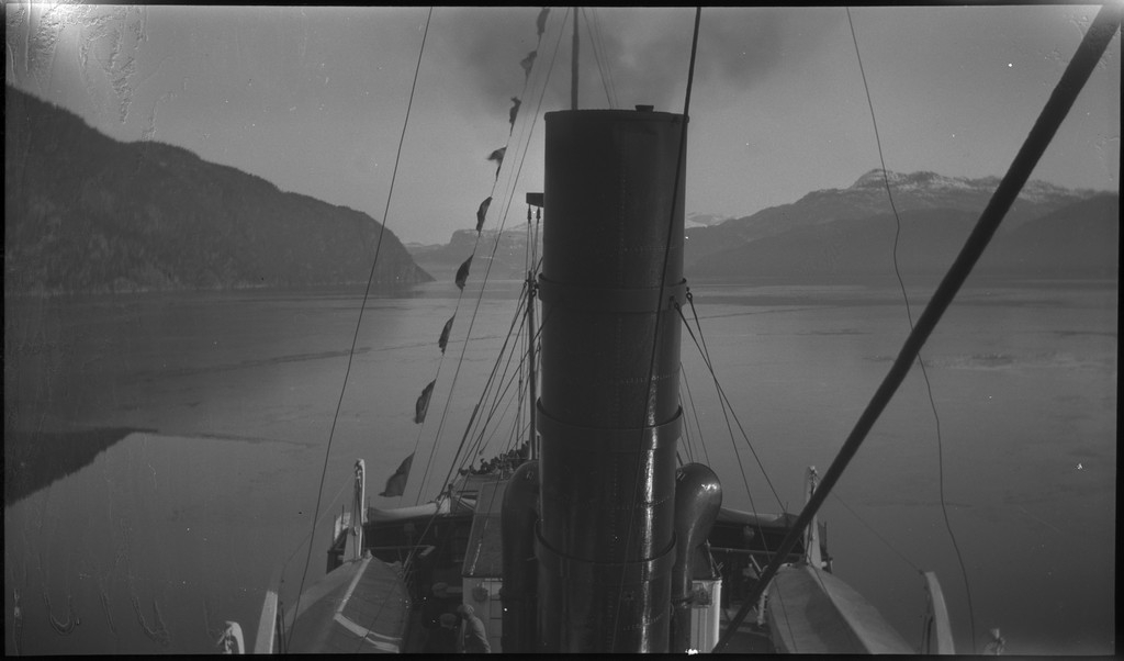 St. Svitun skole fra Stavanger på skidag i Saudasjøen. De reiser inn med hurtigskipet "D/S Sanct Svithun". Det er bilder fra lek, konkurranser og skiturer. På bilde nr. 5 holder en gutt et fotoapparat.