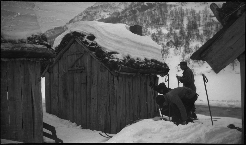 En vennegjeng på skitur i Suldal i vekslende vær. De er innom flere støler og overnattingshytter, bl.a. turistforeningshytta i Stranddalen. Noen ganger er klærne deres hvite av snø. Det er mye snø i fjellet og de må grave seg inn til hyttene. I en hytte i Ørekvam lytter de til radio og studerer et gevær.