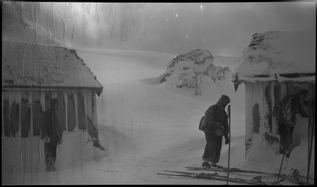 En vennegjeng på skitur i Suldal i vekslende vær. De er innom flere støler og overnattingshytter, bl.a. turistforeningshytta i Stranddalen. Noen ganger er klærne deres hvite av snø. Det er mye snø i fjellet og de må grave seg inn til hyttene. I den ene hytta lytter de til radio og studerer et gevær. Bilde nr. 6 viser en som smører skiene sine.
